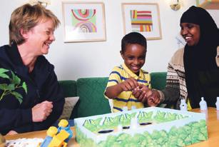 Västra Götalandsregionen ska ta initiativ till ökad samverkan med kommunerna för att stärka familjecentralerna i syfte att nå fler föräldrar med föräldrastöd och utbildningar.