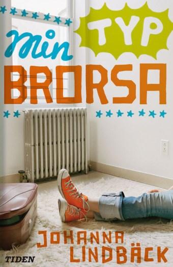 Hon kan inte längre gå i skolan, för byggnaden är förstörd, men hon och hennes bästis Karin brukar gå till brunnen efter vatten varje dag och leka med sin låtsasstad som de har byggt upp av saker de