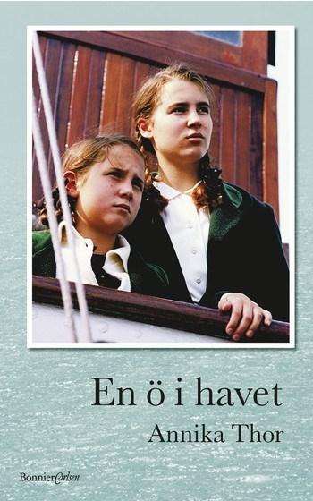 En natt då månen färgats mystiskt röd möts dessa sex tjejer i den nedlagda folkparken. De har inget gemensamt.