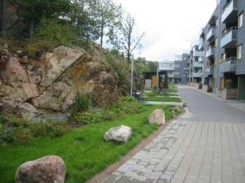 Parkering Området Högsbotorp planerades innan bilismens genombrott och parkering och bilar är inget tydligt inslag i stadsbilden.