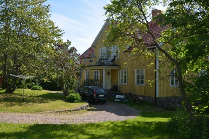 Har använts som lösdriftsstall för hästar. Garage Uppförd i sten med putsade väggar och plåttak. Plats för tre bilar. Elström. Förrådsbyggnad Uppförd i trä med plåttak.