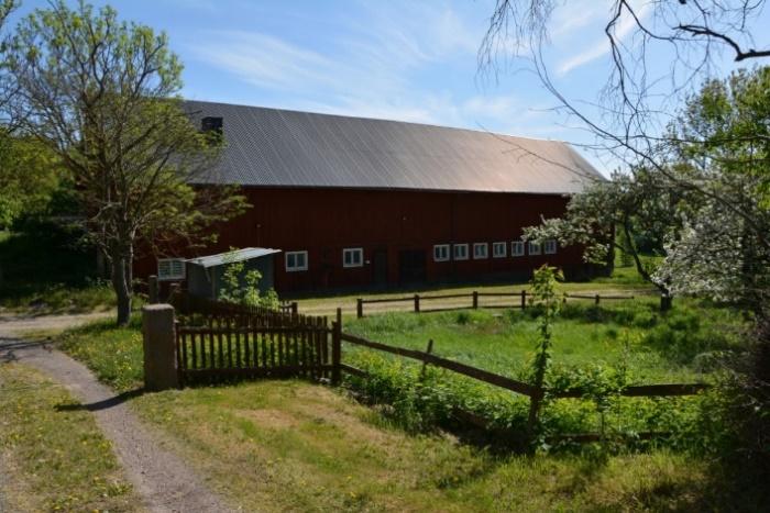 Båtplats Fastigheten har rätt till parkering samt brygga och båtplats på ön Brännö. Se bifogad karta.