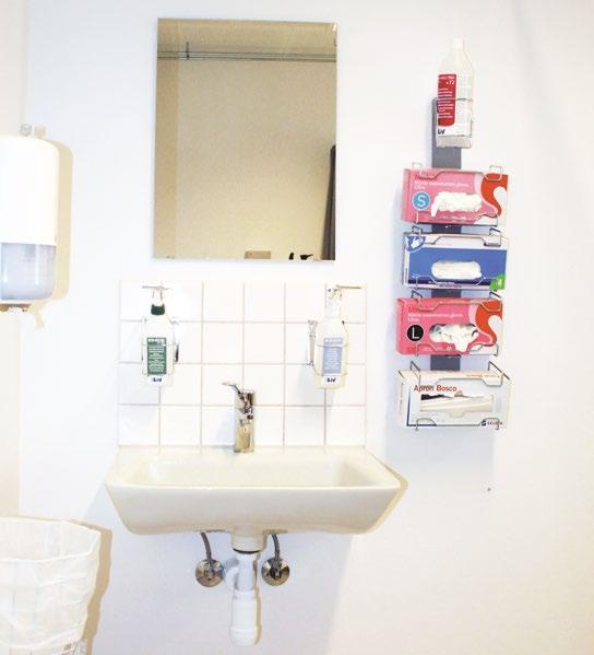 Effektivt och hygieniskt Håll strktren enkel det fngerr lltid Översikt hygienprodkter 4 Väggfäste och Linjler 5 Hållre för behållre 6 Trådhållre 8 Dörrsttioner 14 Linjler och Väggfäste för IVA/EU