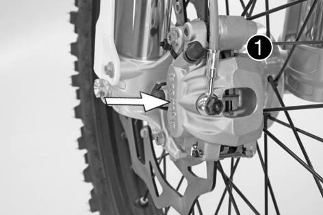 14 HJUL, DÄCK 89 14.1 Demontera framhjulet Förarbete Palla upp motorcykeln på mc-lyften. ( s 52) Huvudarbete Tryck bromsoket för hand mot bromsskivan så att bromskolvarna trycks tillbaka.
