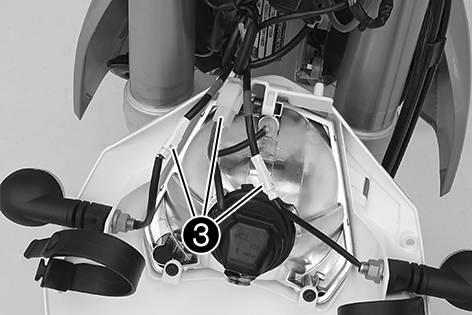 15 ELSYSTEM 97 15.5 Demontera strålkastarmasken med strålkastaren Stäng av alla elektriska förbrukare och motorn. Ta bort skruven och klämman.