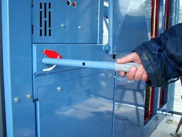 2 4 Ventilera motorbromsarna genom att dra lätt (riktning hisskorgens mitt) vid bromsventilationsstången. - Hisskorgen glider nedåt. Fig.
