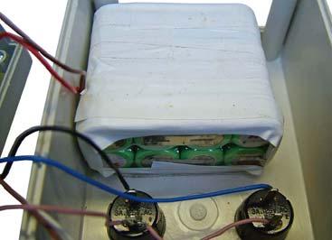 mottagaren trycka på talknappen under tiden han/hon talar. 2 2 Byta batterier - Öppna kåpan.