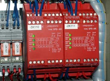 Sensorer (6) för detektering av våningsplan. - Den elektriska spärren på hisskorgsskjutdörren på sidan mot byggnaden frisläpps, och regelkolven (vid skjutdörrar utan ramp) aktiveras.