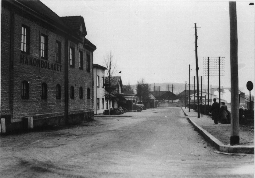 var ju också den plats där kämpalekar och idrott utövades konstaterar Stora Tuna kommunalfullmäktige 27/10 1952. Gatan var belägen i Gylle.