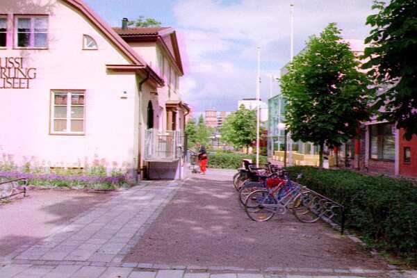 Bollgränd 1983 Gatan var belägen i Forssa. 1985 beslutade Kommunfullmäktige att behålla namnen Bollgränd och Bragegatan trots ändring av detaljplanen för området.