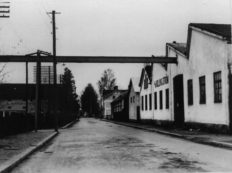 Lisselgatan 1944 Lisselgatan i stadsdelen Hagalund gick mellan Nävgatan och Tägtvägen på norra sidan av kvarteret Alfa. Då byggnationen av hyreshus i området påbörjades försvann gatan.