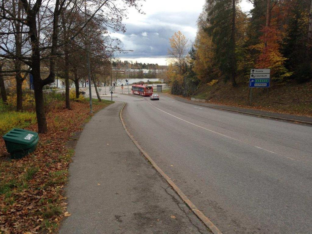 Figur 2 Vy mot Genetaledens korsning med Nyköpingsvägen från ungefär den plats där ny in- och utfart planeras.