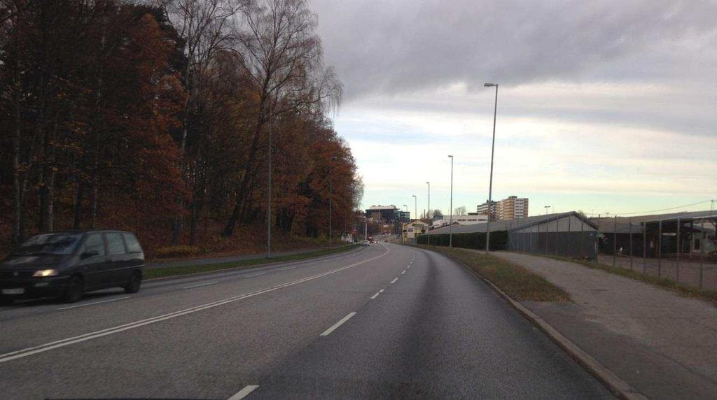 Figur 4 Vy mot norr över Nyköpingsvägens smala sektion. Ett alternativ till att skapa en fullständig korsning är att endast tillåta medlöpande högersvängar.