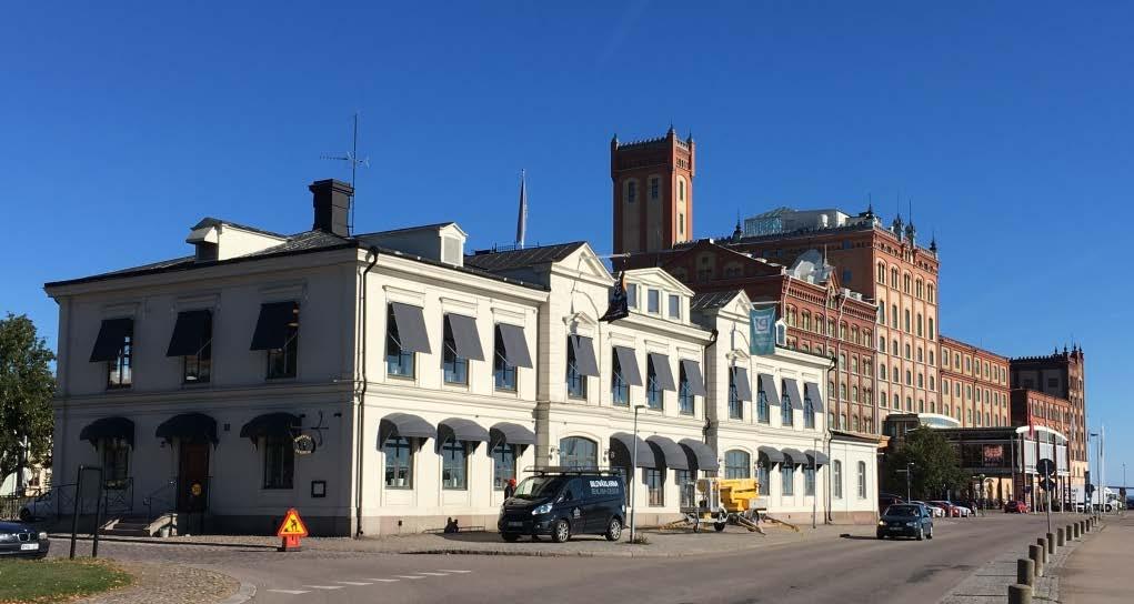 Den rörelse som sker i rummet sker långsamt, dels eftersom markbeläggningen gör det svårt att ta sig fram snabbt samt att det är en yta som alla trafikslag ska samsas om.
