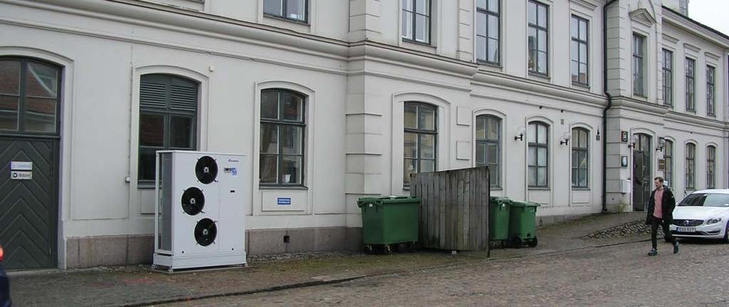 Avfallshanteringen gör att den norra sidan av byggnaden upplevs som en baksida. Avfallshanteringen bidrar till att norra sidan av byggnaden upplevs som en baksida.