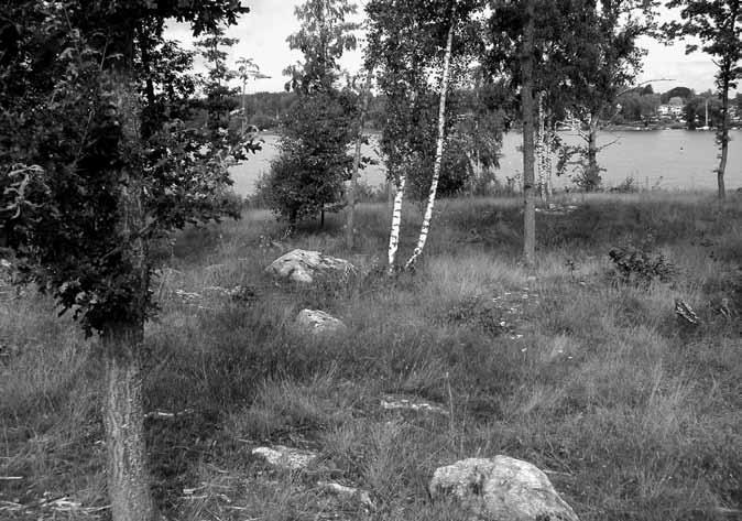 relativt hårt bränt och fragmenterat. Fragmentens storlek varierar mellan cirka 5 och 20 millimeter. Fyndmaterial.