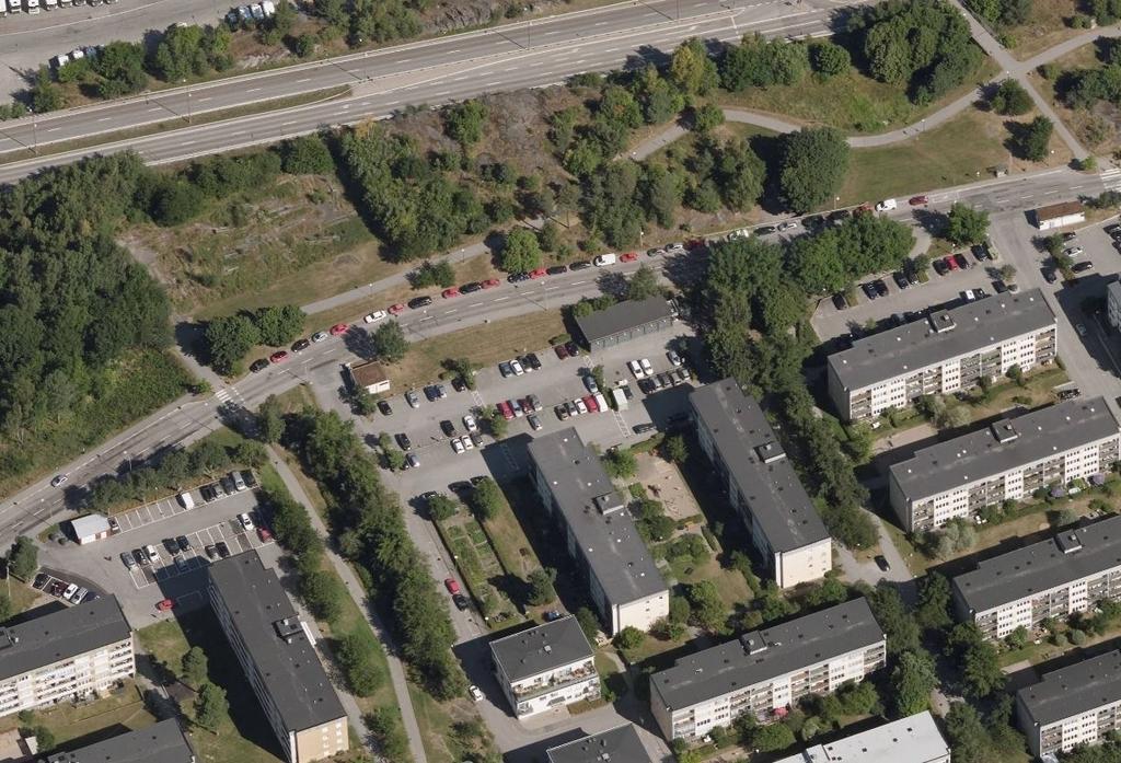 Hela den norra delen av planområdet utgörs idag av grönytor och parkmark samt ett gångstråk som kommer att behöva flyttas i samband med planens genomförande.