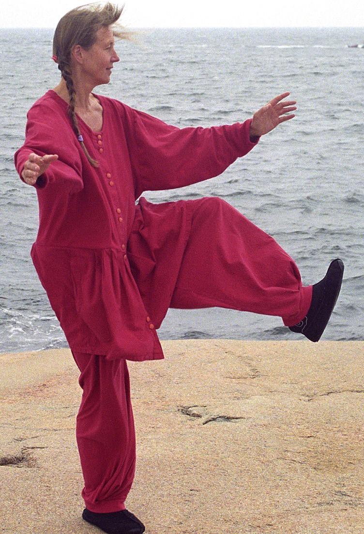 30 Tai Ji Quan Är du nyfiken på att prova Tai Ji Quan? Gudrun Gylling ger en introduktion till denna gamla kinesiska rörelseform.