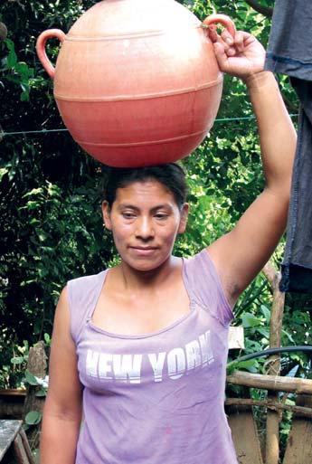 Bara alla får rent vatten Den lilla byn Guajavo i El Salvador ligger vackert i en brant. Men varje dag innebär tungt arbete för att hämta det livsnödvändiga vattnet i floden nedanför.