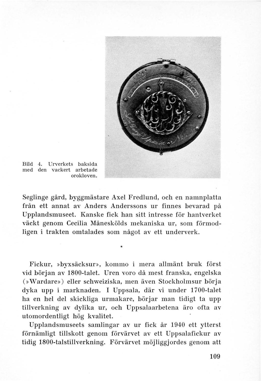 Bild 4. Urverkets baksida med den vackert arbetade orokloven. Seglinge gård, byggmästare Axel Fredlund, och en namnplatta från ett annat av Anders Anderssons ur finnes bevarad på Upplandsmuseet.