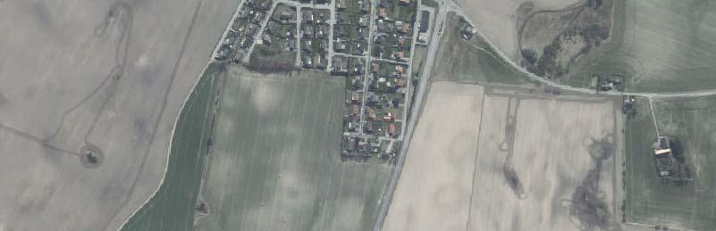 Ortofoto över befintliga Hedeskoga samt föreslaget utbyggnadsområde (i rött). Ystads kommun ska påbörja arbetet med en detaljplan för bostadsbebyggelse söder om Hedeskoga.