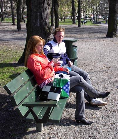 Bordet för montage på bänkar har tre rörliga leder, de två armarna samt beslagen som på detaljbilden ovan kläms fast mellan bänkens sittbrädor.