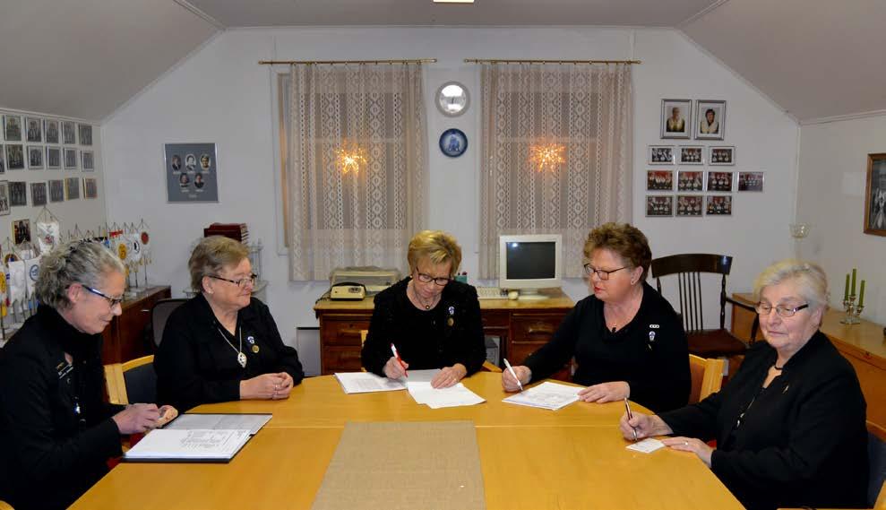 Ylvorna: Valutskottet Valutskottet i arbete: fr.v. Lise-Lotte, Carita, ordf. Gun, Monica och Ros-Mari. Valutskottet väljs av styrelsen för en verksamhetsperiod.