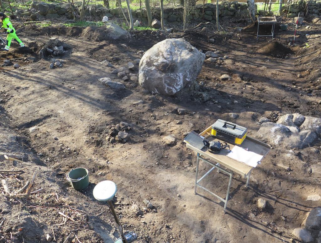 Mesolitisk boplats och järnåldersaktivitet undersökningsområdet. Undergrunden på område C bestod av sand och grus med större stenar som var upp till ca 0,5 m stora.