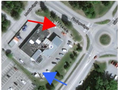 Byggnaden är utförd i ett plan med väggar av vitt tegel. Ovanför pumparna finns ett skärmtak.
