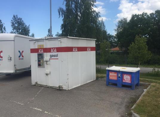 Bilar och släp att hyra finns parkerade närmast Södertäljevägen. I detta område finns även ett gasolskåp förlagt.