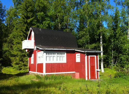 STRANDVÄGEN 68 (RNr 7:116) Sommarstugan är byggd i slutet av 1930-talet, troligtvis år 1937. Timrad stomme.