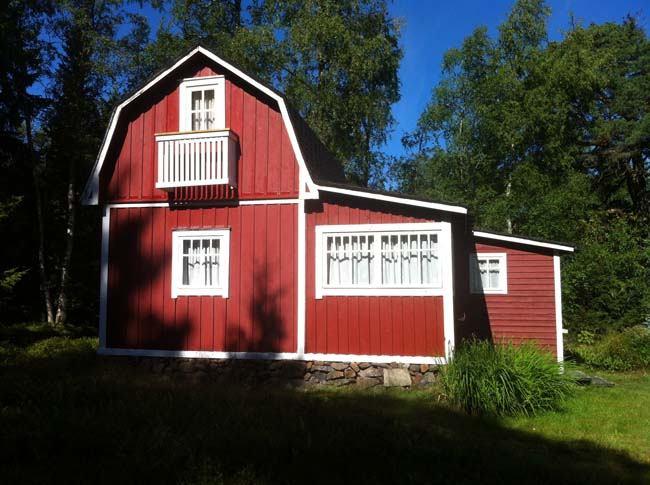 väl. Fönster med jugendstil ökar stugans byggnadskonstnärliga värde. Vattentaket har förnyats år 2001.