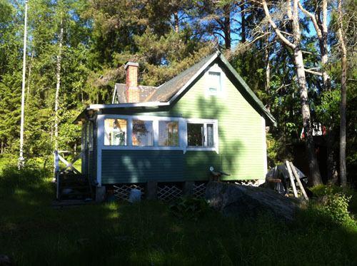 STRANDVÄGEN 72 (RNr 7:258) Sommarstugan byggdes på 1920-1930-talet, men endast en liten del av den befintliga byggnaden är den ursprungliga.
