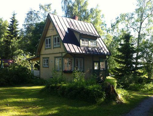 STRANDVÄGEN 82 (RNr 7:31) Sommarstugan byggdes år 1935 med spirverk.