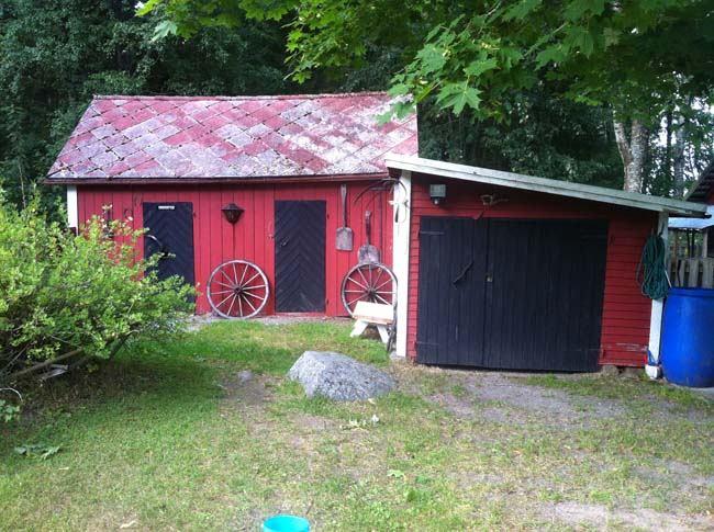 Taket har blivit bytt, men bör förnyas. Stugans sydöstra hörn var tidigare en veranda, men har byggts om.