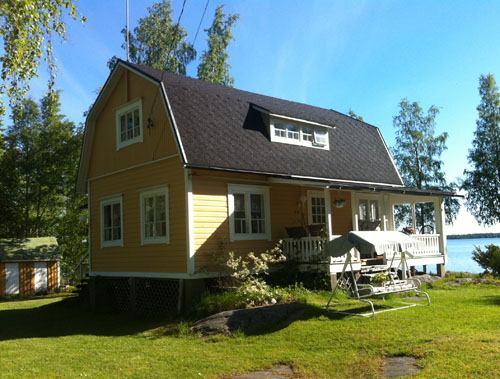 STRANDVÄGEN 94 (RNr 8:147) Sommarstugan är byggd i början av 1930-talet av spirat virke.