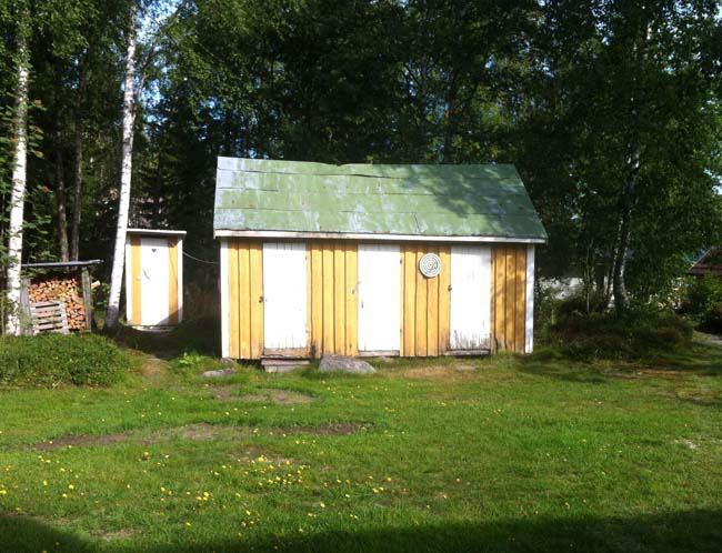 Uthuset 5b är byggt samtidigt som sommarstugan och bastun 5e är troligtvis byggd i början av