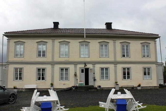 Byggnadsbeskrivning Benämning av byggnadsdelar I följande beskrivning utgår märkningen från vägg A som är huvudingång, därefter benämns väggarna medsols med B, C och D.