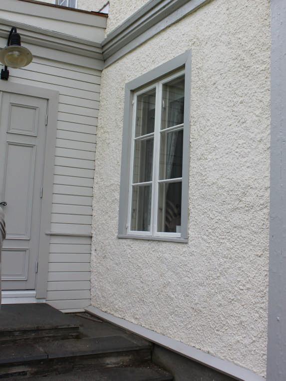 Fasad B På norra gaveln var avfärgningen lite avnött under fönstret till höger om gavelförstugan.