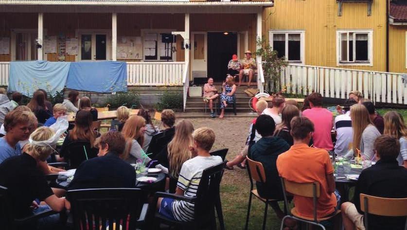 Hallå där! Barn & ungdom tillsammans. Det kan vara pyssel, måla, leka m m. Några söndagar varje termin har vi gudstjänst för små & stora.