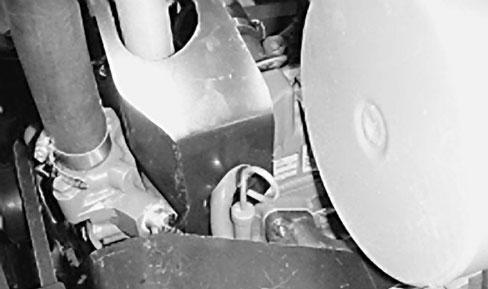 Före körning Kontroll av motoroljan Motorn levereras med ca 3,8 liter olja i vevhuset. Oljenivån måste dock kontrolleras innan och efter motorn startas första gången.