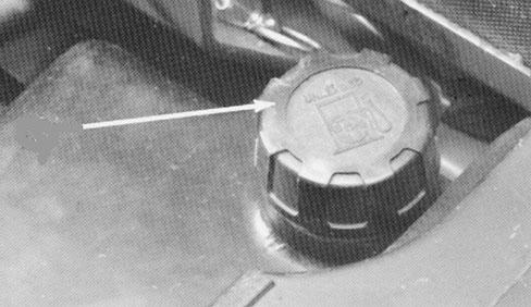 . Avlägsna tanklocket till expansionstanken och fyll på systemet om kylmedelnivån är låg. FYLL INTE PÅ FÖR MYCKET. 3. Skruva på locket till expansionstanken. Kontroll av hydraulsystemets oljenivå.