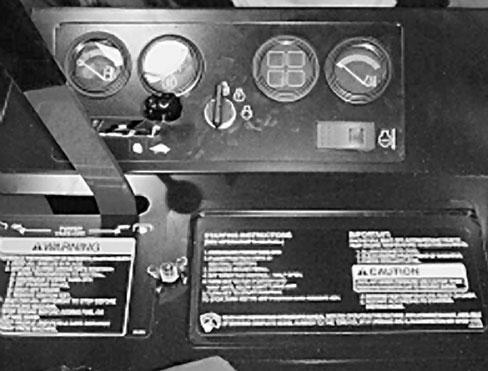 Laddningsindikator Tänds när systemets laddningskrets ej fungerar (fig. ).. Lyftspak Figur 0 Varningslampa för motorns kylvätsketemperatur Kraftuttagsspak Kraftuttagsspaken (fig.