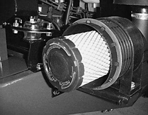 Rengöring av kylaren och gallret. Primärfilter Figur 4 3. Undersök primärfiltret och kassera det om det är skadat. Tvätta eller återanvänd aldrig ett skadat filter. Rengöring av luftfiltret A.