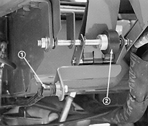 Justera pumpreglagestången (fig. 38) för att få rätt mått. Justering av gaspedalens friktionshjul. Lossa de två muttrarna som fäster gaspedalaxeln på pedalens högra sida (fig. 38).. Vrid axeln för att flytta friktionshjulets slitna yta bort från gaspedalens undersida.
