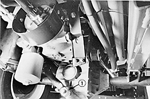 Byte av hydrauloljan Hydrauloljan måste bytas ut var 50:e körtimme eller varje säsong, beroende på vilket som inträffar först.
