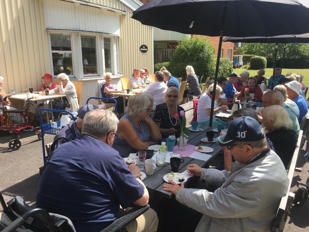 Sitt-dans Bokcirkel Trubadurer Onsdagscaféer Under hösten har hyresgästerna fått prova på sittdans under ledning av trygghetsvärdarna.