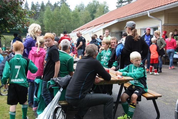 Korv och Fika serverades och alla ungdomar fick välförtjänta träningsdiplom och medaljer.