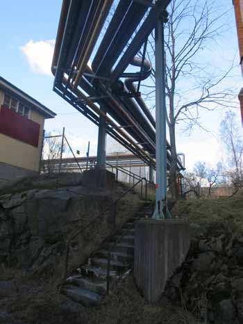 Även längs bergsskärningen bärs ledningen av pelare medan den åt öster hänger på konsoler som är infästa på den framsprängda bergssidan.