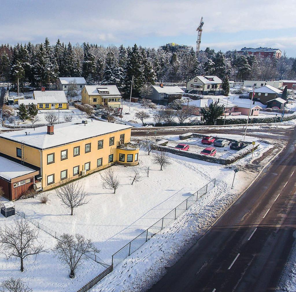 Investeringsaspekter UTVECKLINGSMÖJLIGHETER Fastigheten är uppförd 1937 och användes till och med 1972 som travhotell. Byggnaden har därefter konverterats till kontor.